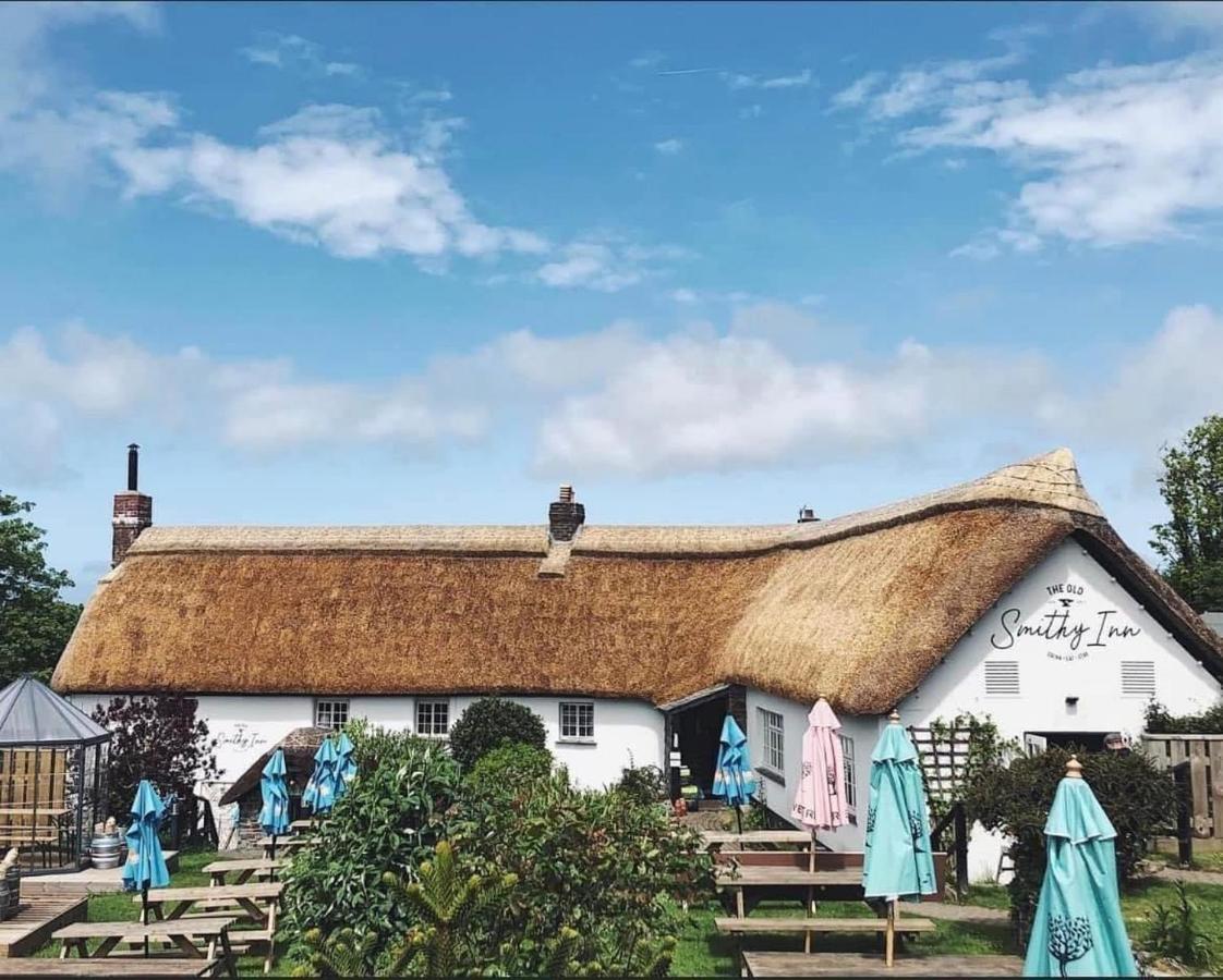 The Old Smithy Inn Welcombe Exterior photo