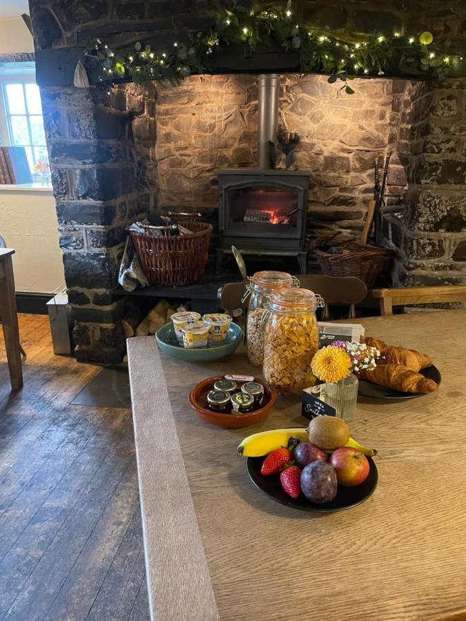 The Old Smithy Inn Welcombe Exterior photo